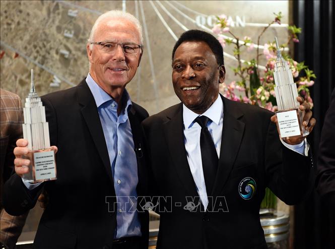 (Tư liệu) Huyền thoại bóng đá Franz Beckenbauer (trái) và Pele tại một sự kiện ở New York, Mỹ, ngày 17/4/2015. Ảnh: AFP/TTXVN