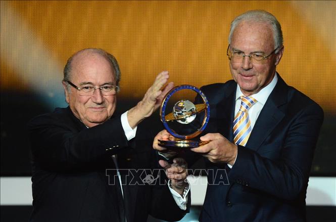 (Tư liệu) Chủ tịch Liên đoàn bóng đá thế giới Joseph Blatter (trái) trao giải thưởng cống hiến của FIFA cho 