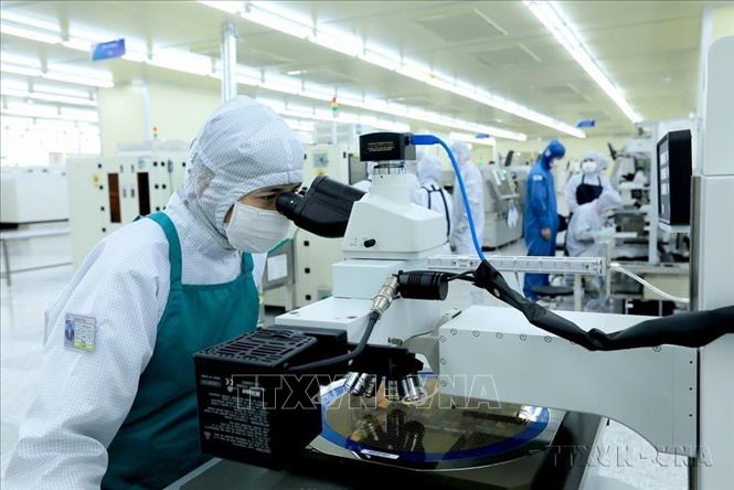 Công ty TNHH Hana Micron Vina 100% vốn đầu tư của Hàn Quốc, chuyên sản xuất và gia công bảng vi mạch tích hợp sử dụng cho điện thoại di động và các sản phẩm điện tử thông minh khác. Ảnh: Tuấn Anh - TTXVN