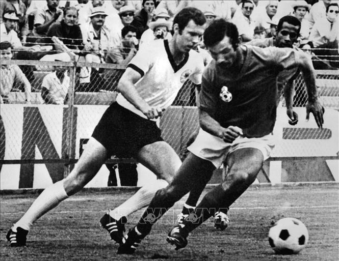 (Tư liệu) Pha tranh bóng quyết liệt giữa cầu thủ Franz Beckenbauer (trái) và Benkhrif Boujemaa (Maroc) tại trận đấu trong khuôn khổ World Cup ở Leon, Pháp, ngày 3/6/1970. Ảnh: AFP/TTXVN