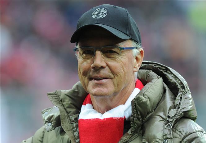 (Tư liệu) Chủ tịch danh dự CLB Bayern Munich Franz Beckenbauer trong trận đấu giữa Bayern Muenchen và Werder Bremen tại Giải vô địch quốc gia Đức (Bundesliga) ở Munich, ngày 3/12/2011. Ảnh: AFP/TTXVN