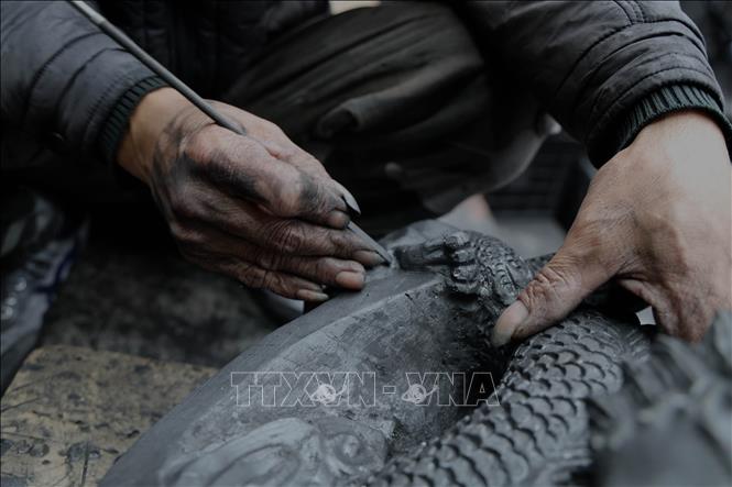 Coal fine art products made mainly by hands. VNA Photo: Đức Hiếu