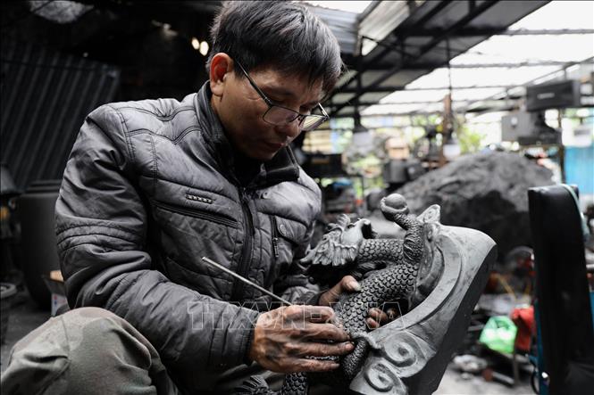 Coal fine art products are made mainly by hands. VNA Photo: Đức Hiếu