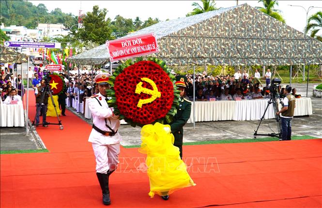 Dâng hoa tưởng niệm Anh hùng Lực lượng vũ trang nhân dân Phan Thị Ràng. Ảnh: Văn Sĩ - TTXVN