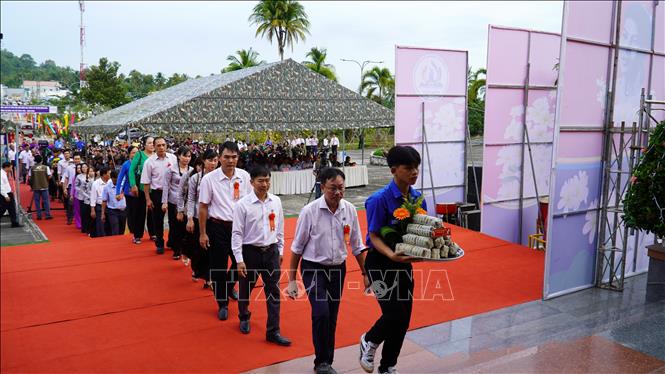 Dâng lễ tưởng niệm Anh hùng Lực lượng vũ trang nhân dân Phan Thị Ràng. Ảnh: Văn Sĩ - TTXVN                        