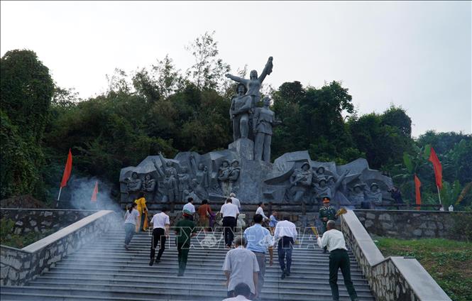 Đại biểu thắp hương tưởng niệm tại Tượng đài chiến thắng Hòn Đất. Ảnh: Văn Sĩ - TTXVN