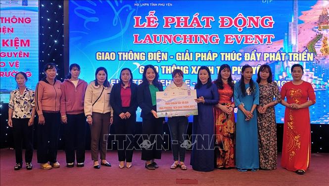 Hội Liên hiệp Phụ nữ Việt Nam tỉnh Phú Yên triển khai Chương trình vay vốn mua xe điện đến cán bộ, hội viên, phụ nữ. Ảnh: Tường Quân – TTXVN