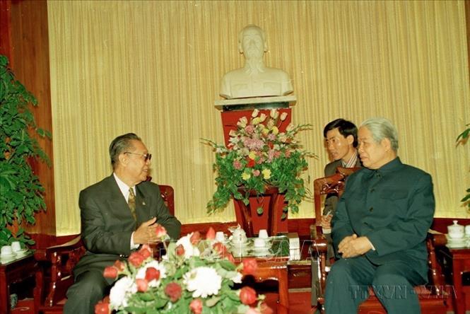 Tổng Bí thư Đỗ Mười tiếp thân mật ngài H.Oahono, Chủ tịch Quốc hội Indonesia, Chủ tịch Liên minh Nghị viện Hiệp hội các nước Đông Nam Á (10/12/1996). Ảnh: Xuân Tuân - TTXVN