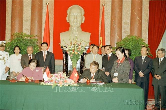 Chủ tịch nước Trần Đức Lương và Tổng thống Indonesia Megawati Sukarnoputri ký Tuyên bố giữa Việt Nam và Indonesia về khuôn khổ hợp tác hữu nghị và toàn diện bước vào thế kỷ 21 (Hà Nội, 26/6/2003). Ảnh: Nhan Sáng – TTXVN