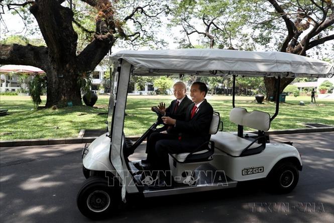 Tổng thống Joko Widodo tự lái xe đón Tổng Bí thư Nguyễn Phú Trọng trong chuyến thăm chính thức Indonesia từ 22-24/8/2017. Ảnh: Trí Dũng – TTXVN