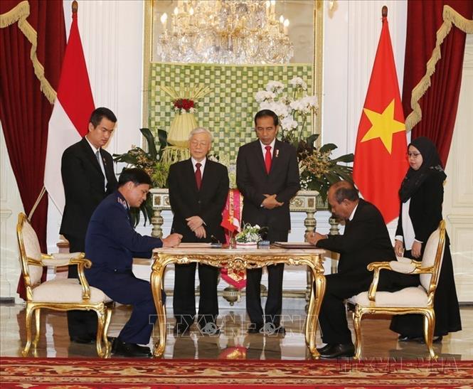 Tổng Bí thư Nguyễn Phú Trọng và Tổng thống Indonesia Joko Widodo chứng kiến Lễ ký Ý định thư về tăng cường hợp tác giữa cảnh sát biển hai nước (2017). Ảnh: Trí Dũng – TTXVN