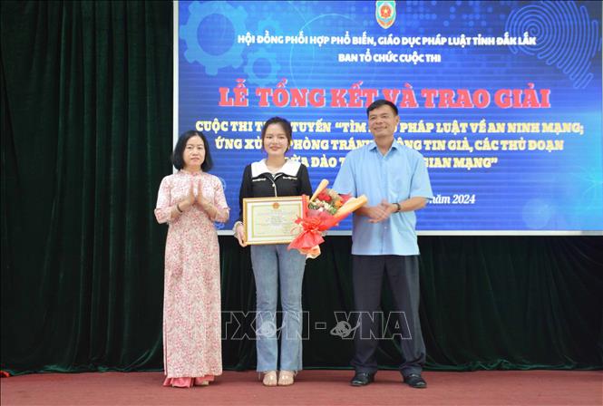 Trao giải Nhất cho thí sinh Hoàng Thị Viên, xã Cư Prông, huyện Ea Kar, tỉnh Đắk Lắk. Ảnh: Hoài Thu – TTXVN