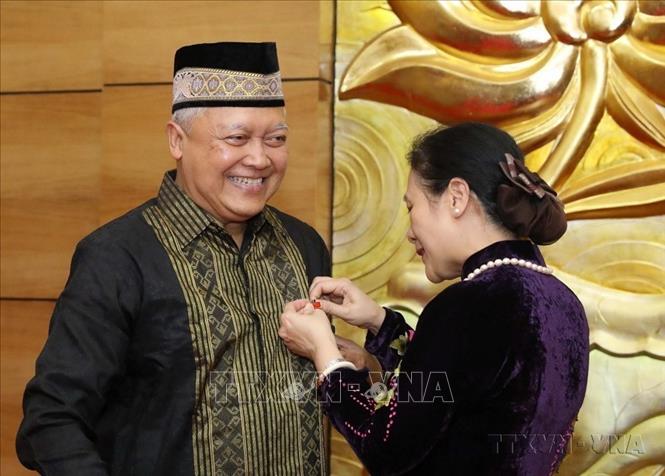 Trao Kỷ niệm chương “Vì hòa bình, hữu nghị giữa các dân tộc” cho ông Ibnu Hadi, Đại sứ Đặc mệnh toàn quyền Cộng hòa Indonesia tại Việt Nam (2020). Ảnh: Văn Điệp – TTXVN