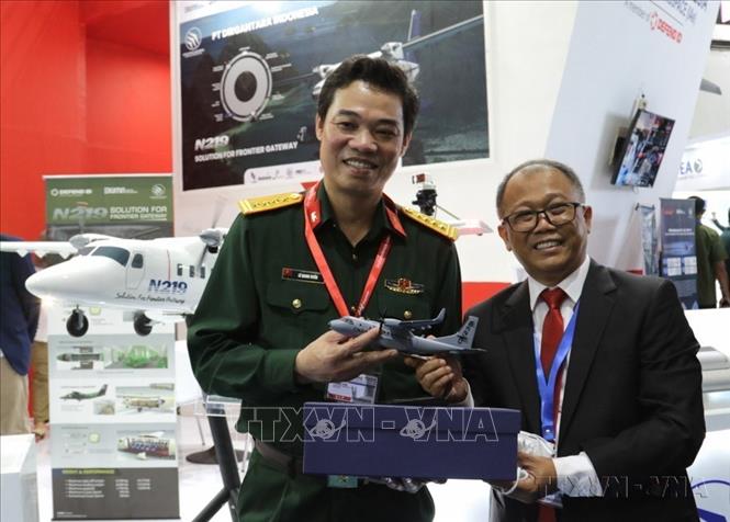 Đại diện gian hàng của lực lượng Không quân Indonesia tặng quà lưu niệm cho Trưởng đoàn Việt Nam tại Diễn đàn và Triển lãm Quốc phòng Indonesia năm 2022. Ảnh: TTXVN phát