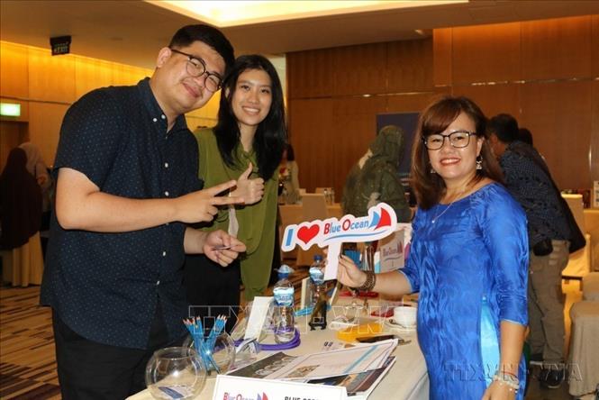 Doanh nghiệp lữ hành Đà Nẵng giới thiệu sản phẩm du lịch cho khách hàng trẻ Indonesia trong Chương trình giới thiệu du lịch Đà Nẵng tổ chức tại Jakarta, Indonesia (2023). Ảnh: Đào Trang - TTXVN