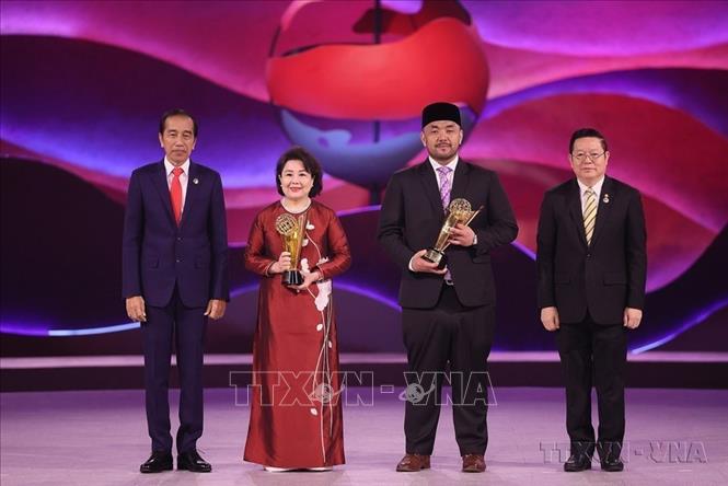 Tổng thống Indonesia Joko Widodo trao Giải thưởng ASEAN cho bà Nguyễn Thị Tuyết Minh về những đóng góp to lớn cho tiến trình xây dựng Cộng đồng ASEAN. Ảnh: Dương Giang-TTXVN