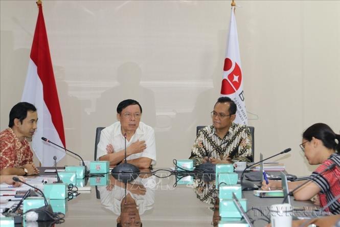 PGS.TS Phạm Văn Linh (thứ 2, bên trái), Phó Chủ tịch chuyên trách Hội đồng Lý luận Trung ương chia sẻ với Chủ tịch Viện nghiên cứu Khoa học xã hội và Nhân văn Indonesia Ahmad Najib Burhani về kinh nghiệm xử lý các vấn đề tôn giáo, dân tộc. Ảnh: Hữu Chiến - TTXVN