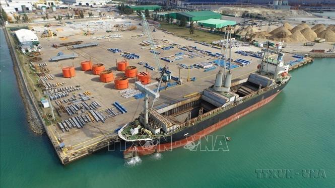 Lô kết cấu thép do Doosan Vina (Khu kinh tế Dung Quất, Quảng Ngãi) chế tạo được xuất khẩu đến nhà máy Nhiệt điện Jawa (đặt tại tỉnh Banten, Indonesia). Ảnh: TTXVN phát
