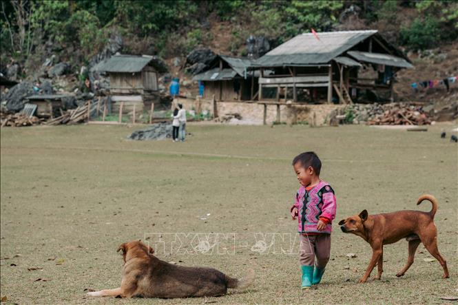 Trẻ em thoải mái nô đùa trong không gian yên bình của Hang Táu. Ảnh: Phạm Tuấn Anh – TTXVN