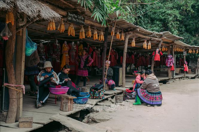 Những sạp hàng cho thuê quần áo của người H’Mong phục vụ du khách. Ảnh: Phạm Tuấn Anh – TTXVN