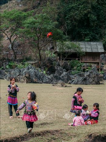 Children in Hang Tau freely play in a peaceful space. VNA Photo: Phạm Tuấn Anh 