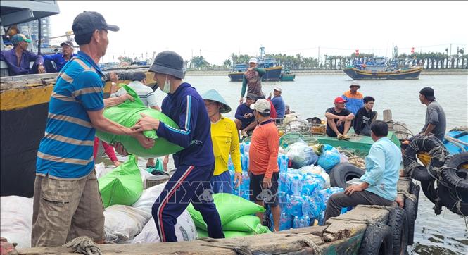 Ngư dân xã Phước Tỉnh (Long Điền, Bà Rịa-Vũng Tàu) vận chuyển nhu yếu phẩm lên tàu để ra khơi đánh bắt chuyến biển cuối năm. Ảnh: Hoàng Nhị - TTXVN