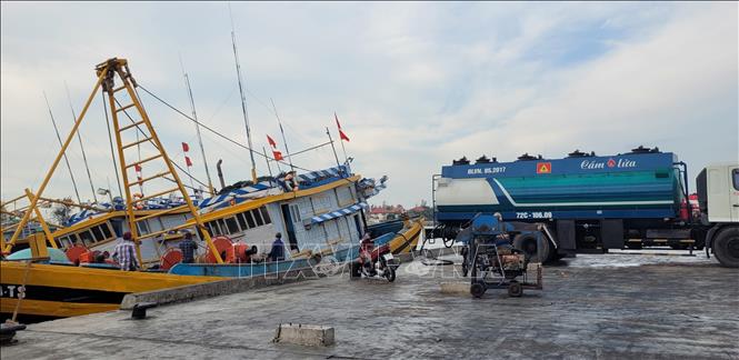 Tàu cá của ngư dân xã Lộc An (Đất Đỏ, Rịa-Vũng Tàu) bơm dầu để chuẩn bị ra khơi đánh bắt chuyến cuối năm. Ảnh: Hoàng Nhị - TTXVN