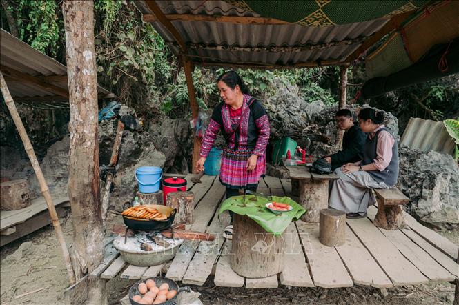 Cassava cakes are a typical food that visitors should taste in Hang Tau. VNA Photo: Phạm Tuấn Anh 