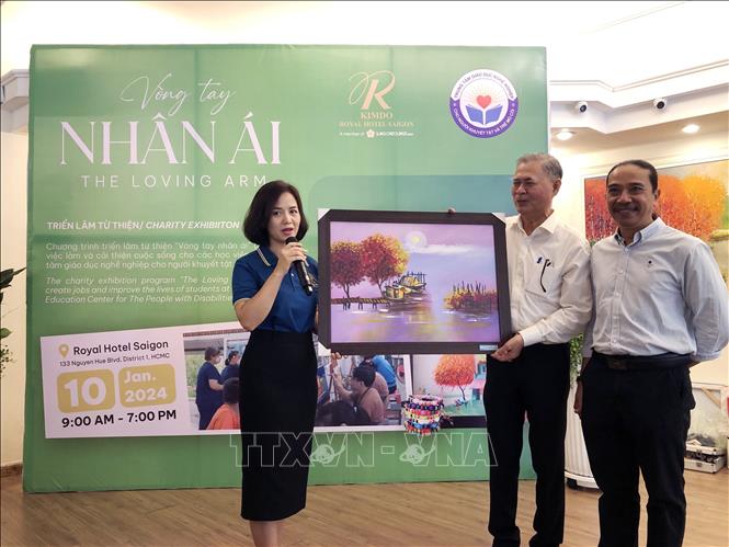 Sản phẩm tranh của người khuyết tật và trẻ em mồ côi được giới thiệu trong chương trình triển lãm. Ảnh: Mỹ Phương - TTXVN