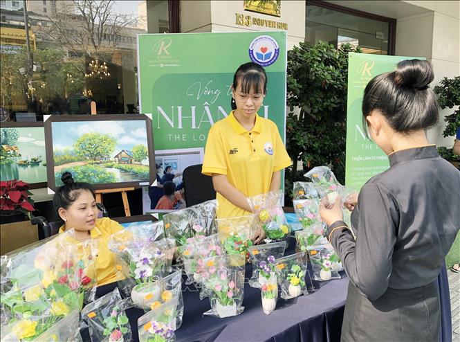 Gian hàng sản phẩm hoa đất trưng bày tại triển lãm. Ảnh: Mỹ Phương - TTXVN