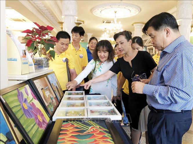 Gian hàng tranh sơn dầu tại triển lãm. Ảnh: Mỹ Phương - TTXVN