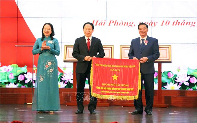 Phó Chủ tịch nước Võ Thị Ánh Xuân trao Cờ thi đua của Chính phủ cho thành phố Hải Phòng do có thành tích tiêu biểu, xuất sắc trong phong trào thi đua năm 2022 của Cụm thi đua 5 thành phố trực thuộc Trung ương. Ảnh: Hoàng Ngọc - TTXVN
