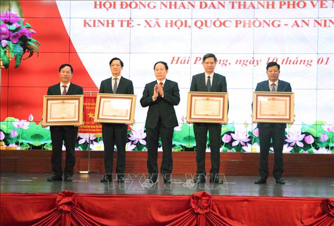 Bí thư Thành uỷ, Trưởng đoàn ĐBQH Hải Phòng Lê Tiến Châu trao Bằng khen của Thủ tướng Chính phủ cho 4 cá nhân có thành tích trong phong trào thi đua “Tăng thu ngân sách địa phương” giai đoạn 2018-2022. Ảnh: Hoàng Ngọc - TTXVN