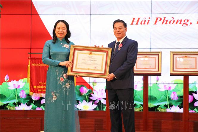 Phó Chủ tịch nước Võ Thị Ánh Xuân trao thưởng Huân chương Lao động hạng Ba cho Chủ tịch Uỷ ban nhân dân thành phố Hải Phòng Nguyễn Văn Tùng. Ảnh: Hoàng Ngọc - TTXVN