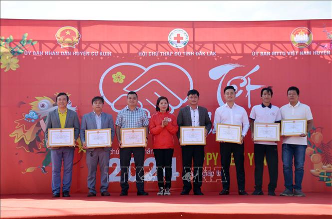 Tri ân tấm lòng vàng của các đơn vị tài trợ. Ảnh: Hoài Thu – TTXVN. 