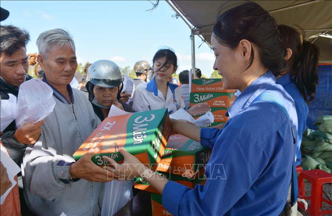 Các “Gian hàng 0 đồng” tạo điều kiện cho người dân có hoàn cảnh khó khăn mua các mặt hàng nhu yếu phẩm miễn phí. Ảnh: Hoài Thu – TTXVN. 