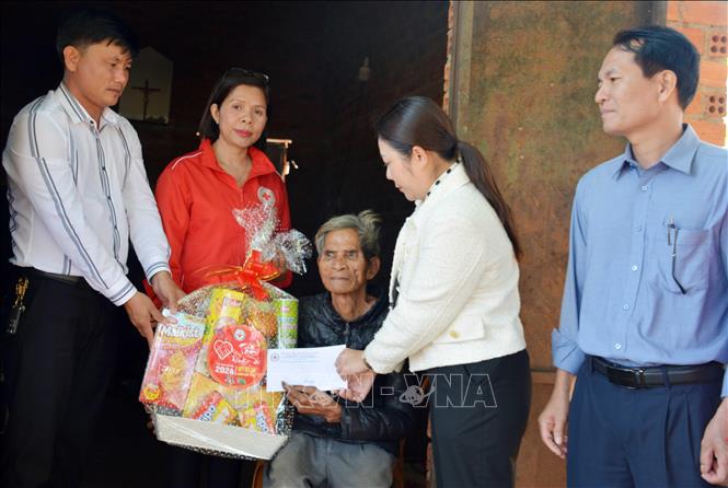 Hội Chữ thập đỏ tỉnh Đắk Lắk phối hợp với huyện Cư Kuin thăm, tặng quà cho hộ gia đình có hoàn cảnh khó khăn trên địa bàn huyện. Ảnh: Hoài Thu – TTXVN. 