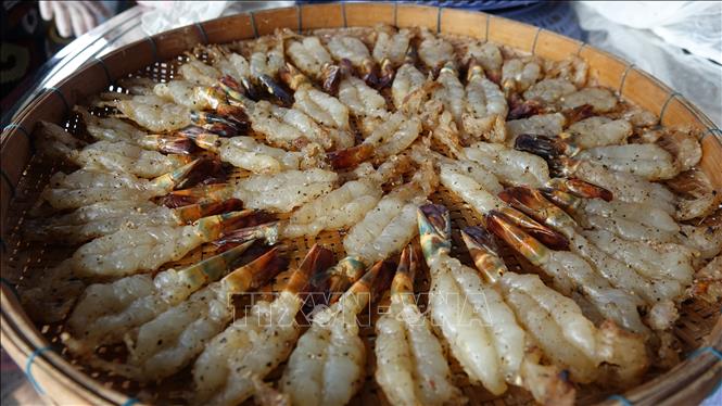 Tôm xẻ một nắng, đặc sản của huyện U Minh Thượng (Kiên Giang). Ảnh: Văn Sĩ - TTXVN