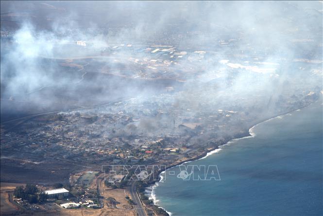 Khói bốc lên từ đám cháy rừng ở Lahaina, bang Hawaii, Mỹ ngày 9/8/2023. Ảnh: AFP/TTXVN