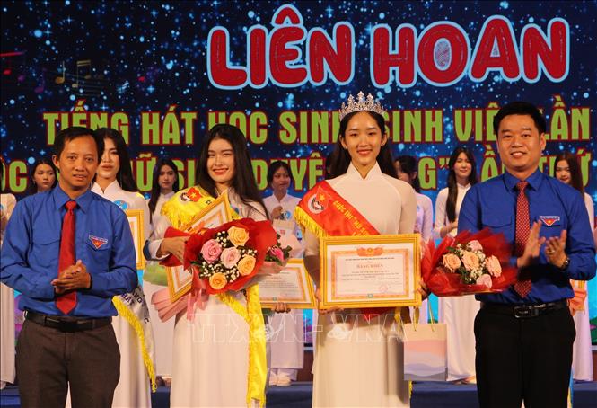 Ban tổ chức trao Giấy khen và hoa cho thí sinh đạt giải Nhất và giải Nhì cuộc thi 