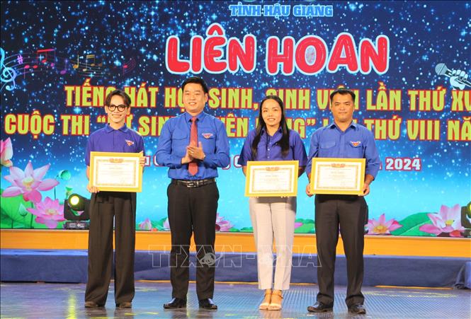  Ban tổ chức trao Giấy khen cho 3 đơn vị đạt giải Nhất toàn đoàn Liên hoan “Tiếng hát học sinh, sinh viên”. Ảnh: Nguyễn Hằng - TTXVN