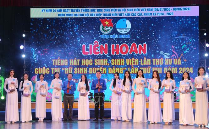 Ban tổ chức khen thưởng các cá nhân đạt thành tích xuất sắc trong Liên hoan “Tiếng hát học sinh, sinh viên”. Ảnh: Nguyễn Hằng - TTXVN