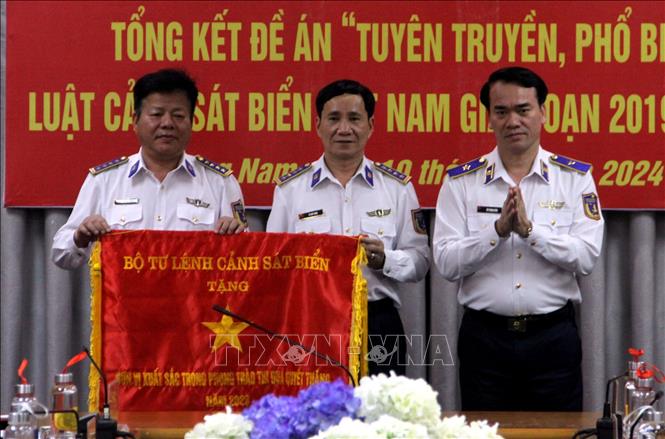 Thiếu tướng Vũ Trung Kiên, Phó Tư lệnh Cảnh sát biển Việt Nam trao Cờ thi đua cho Bộ Tư lệnh Vùng cảnh sát biển 2. Ảnh: Trịnh Bang Nhiệm - TTXVN