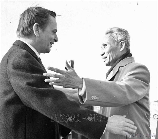  Đánh dấu bước ngoặt trong quan hệ hai nước là chuyến thăm Thụy Điển của Thủ tướng Phạm Văn Đồng vào năm 1974. Trong ảnh: Thủ tướng Thụy Điển Olof Palme nồng nhiệt đón Thủ tướng Phạm Văn Đồng. Ảnh: TTXVN