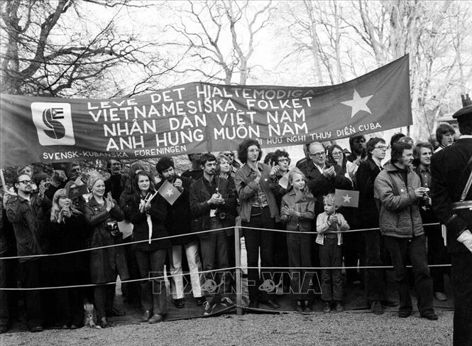 Dọc đường từ sân bay về lâu đài Haga, hàng nghìn nhân dân Thủ đô Stockholm mang cờ hoa nồng nhiệt đón chào Thủ tướng Phạm Văn Đồng thăm hữu nghị Thụy Điển (1974). Ảnh: TTXVN