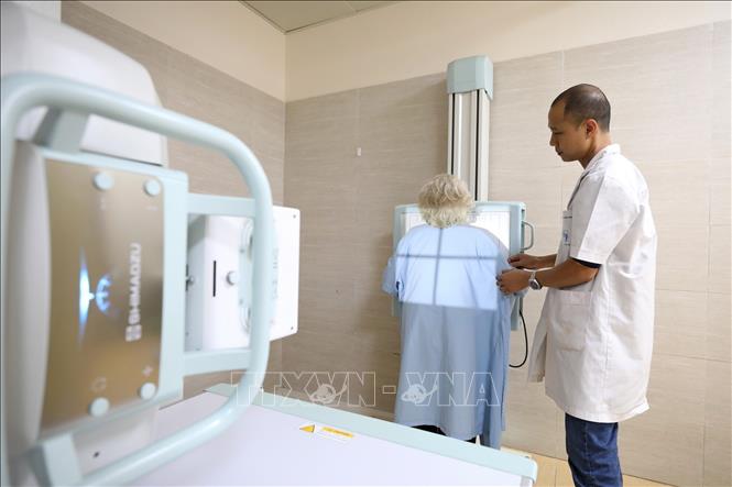 Kỹ thuật chụp X Quang kỹ thuật số hiện đại tại bệnh viện. Ảnh: Minh Quyết - TTXVN