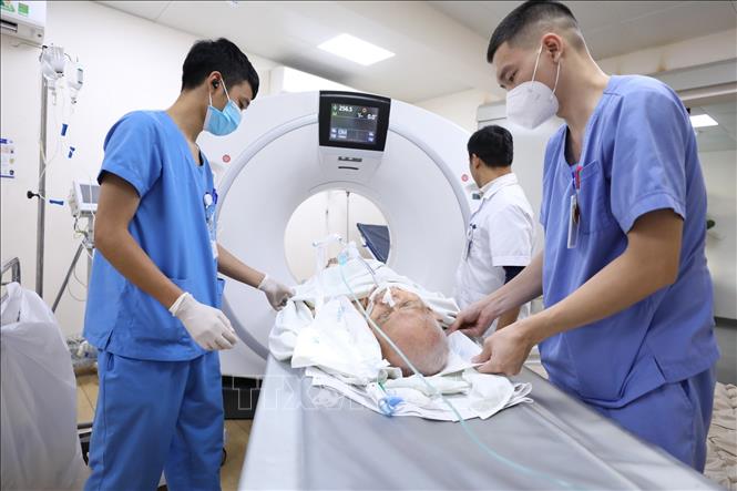 Chụp cắt lớp vi tính 128 dãy cho bệnh nhân cấp cứu. Ảnh: Minh Quyết – TTXVN