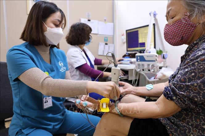 Phòng khám điện cơ, giúp bác sĩ chẩn đoán, xác đinh xem bệnh nhân có bị bệnh của dây thần kinh ngoại biên ở chân tay và mặt… Ảnh: Minh Quyết – TTXVN