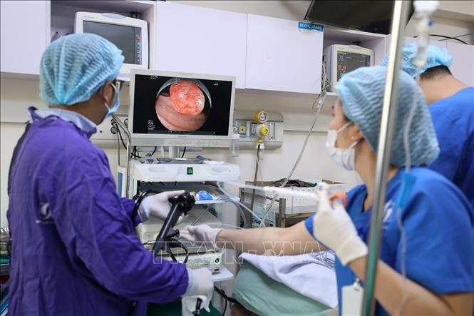 Các kỹ thuật cao áp dụng trong các năm qua góp phần chẩn đoán chính xác, điều trị hiệu quả cứu sống nhiều bệnh nhân hiểm nghèo, nâng cao chất lượng khám chữa bệnh, bảo vệ sức khỏe cho nhân dân. Ảnh: Minh Quyết – TTXVN