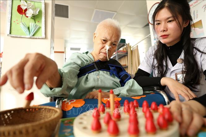 Bệnh nhân điều trị tại Khoa Vật lí trị liệu và Phục hồi chức năng (bệnh viện Lão khoa Trung ương). Ảnh: Minh Quyết – TTXVN